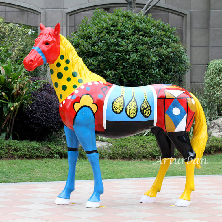 Лошадка для сада. Лошадь в саду. Скульптуры из стеклопластика. Лошадь из стеклопластика в натуральную величину.