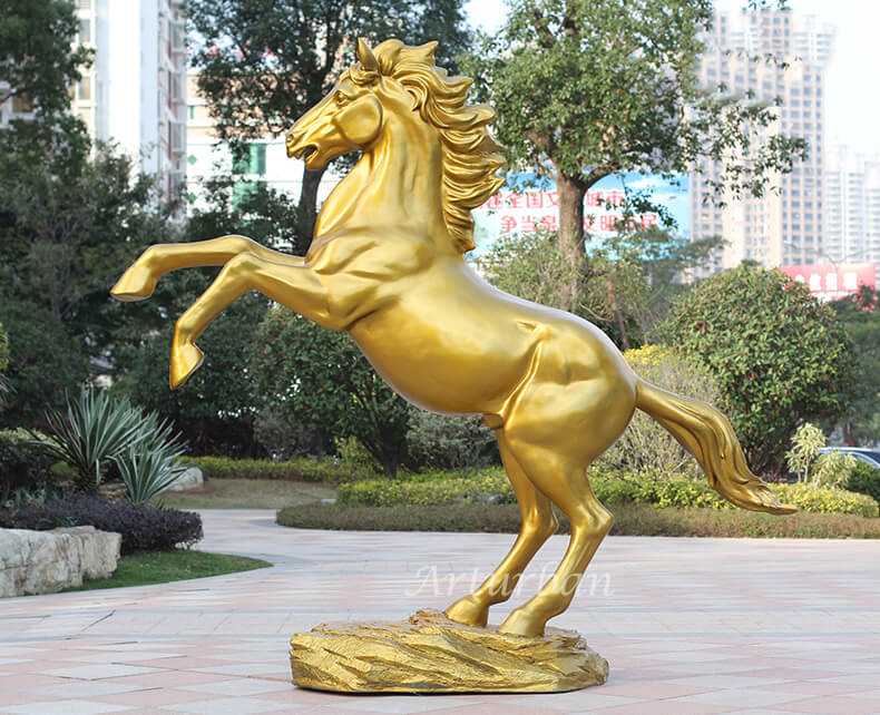 gold horse statue