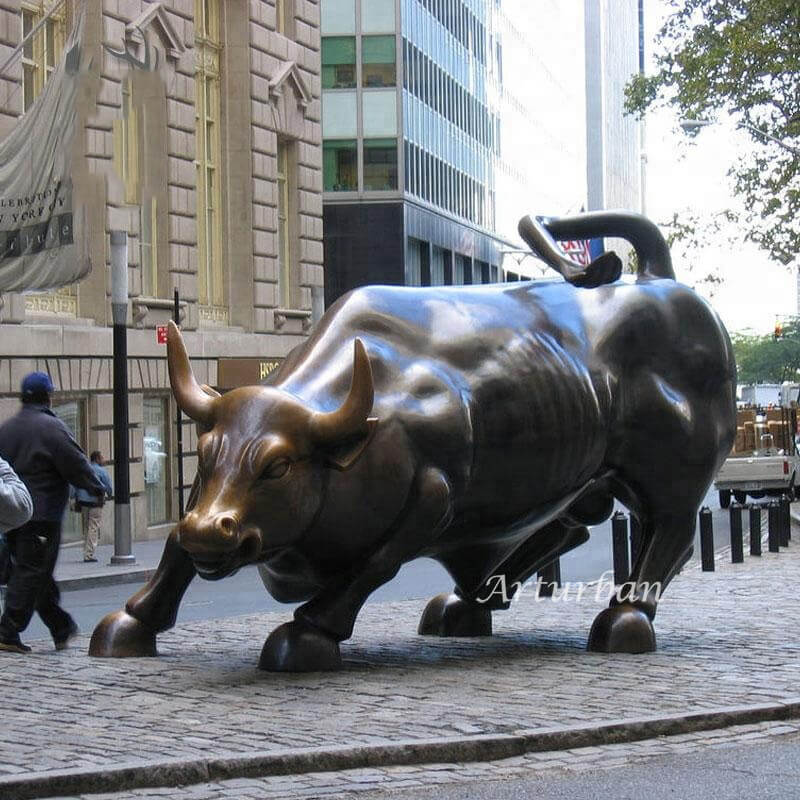 wall street bull and girl statue