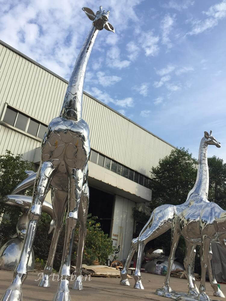 big giraffe garden sculpture