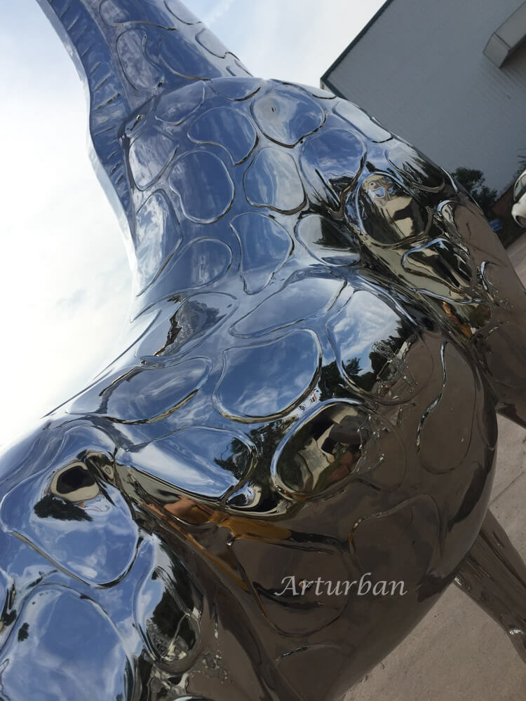 mirror polishing giraffe sculpture
