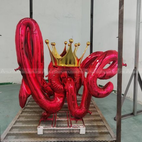 balloon love sculpture