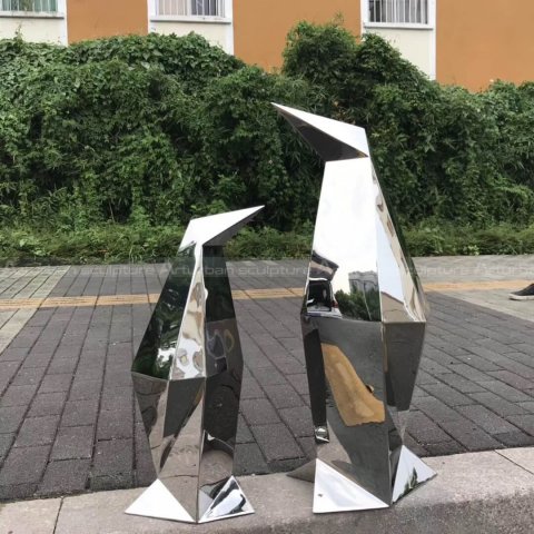 This group of geometric stainless steel penguin garden statue is a scene of harmonious coexistence between the little penguin and his mother, which is very warm.