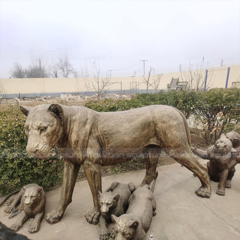 mother and baby lion statue
