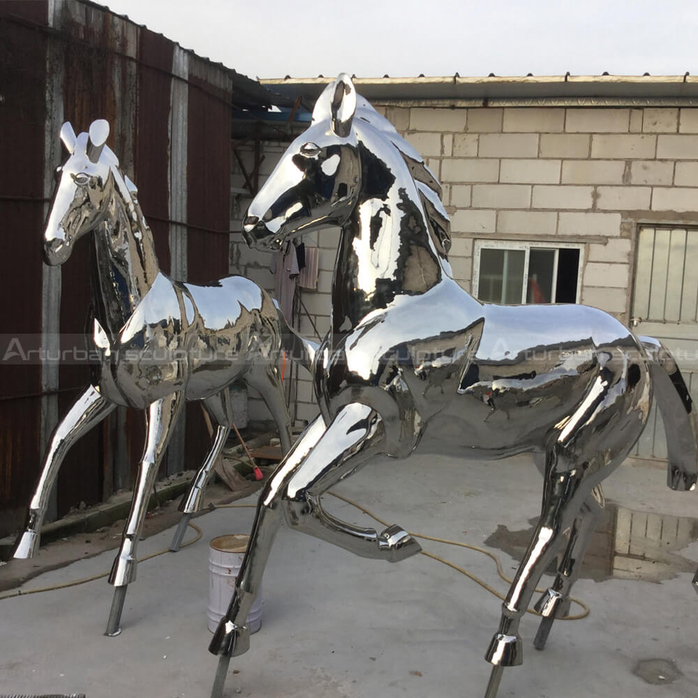 Mirror polishing horse sculpture