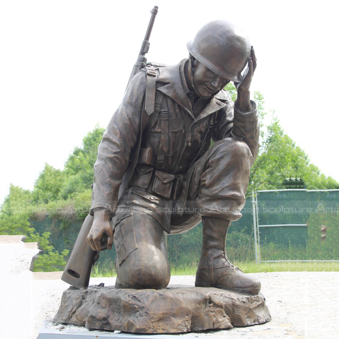 kneeling soldier yard statue