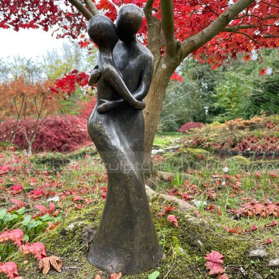 kissing lovers sculpture