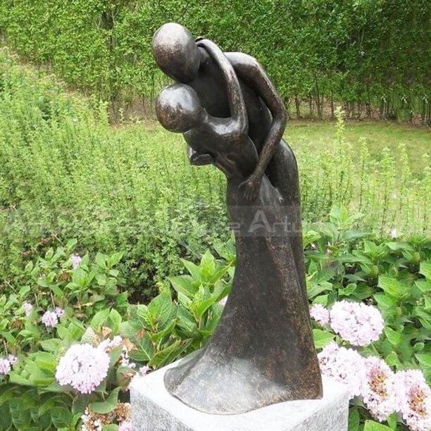 lovers couple statue