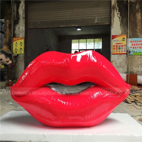 lips sculpture