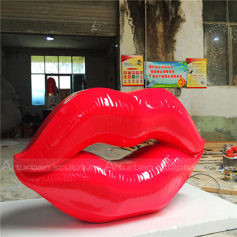 lips sculpture