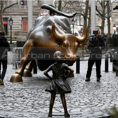 fearless girl and bull statue