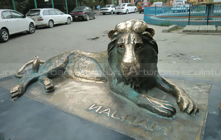lion lying down statue