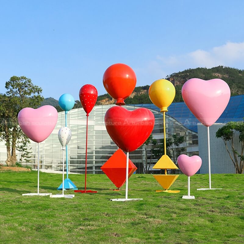  heart balloon statue