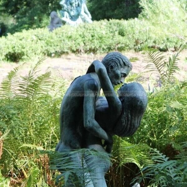 couple kissing statue
