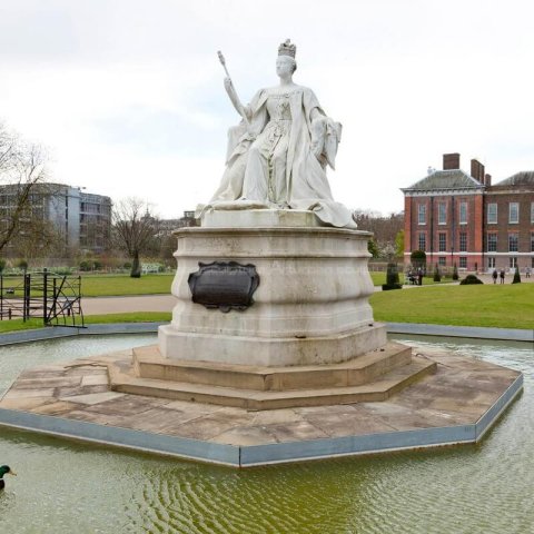 queen victoria sculpture