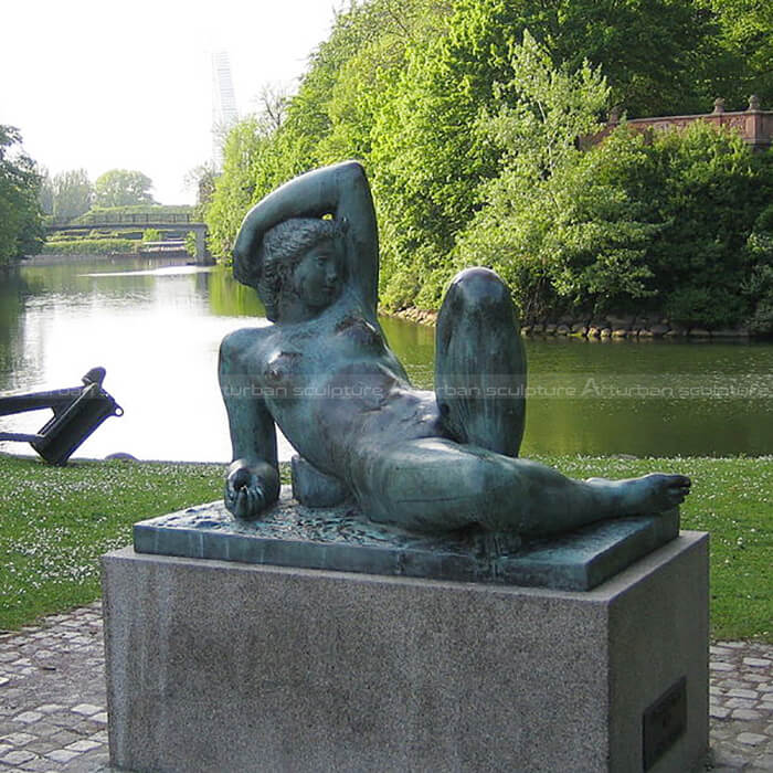 woman statue nude