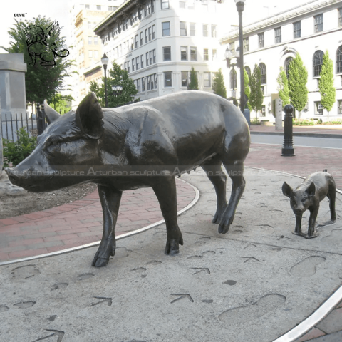 piglet sculpture