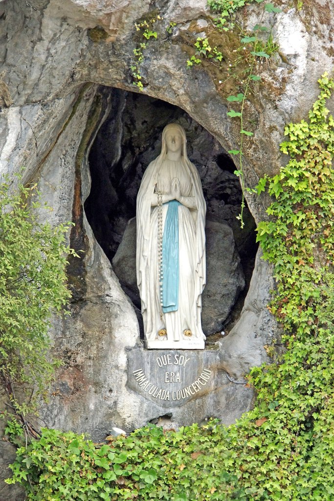  Statue of the Virgin Mary (Lourdes)