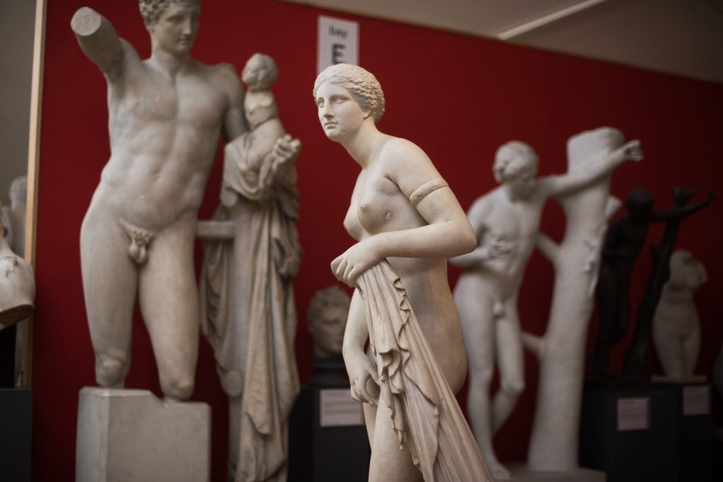 famous greek goddess statues
