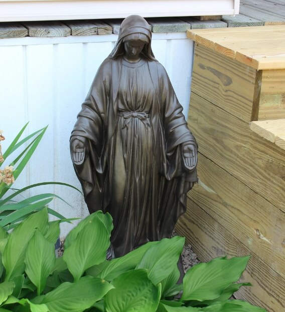 blessed sain maria statue